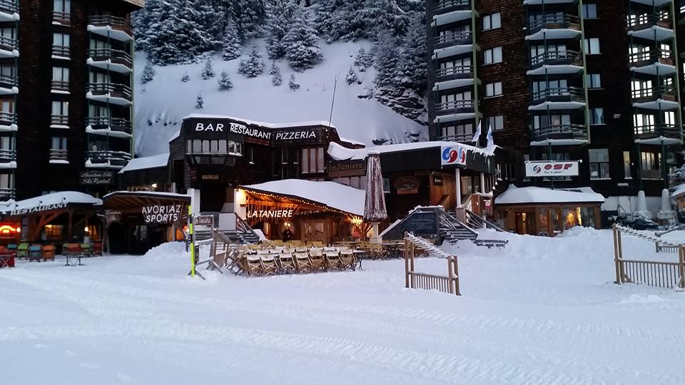 Magnifique restaurant de station à Avoriaz 1800 situé face à la montagne, magnifique vue