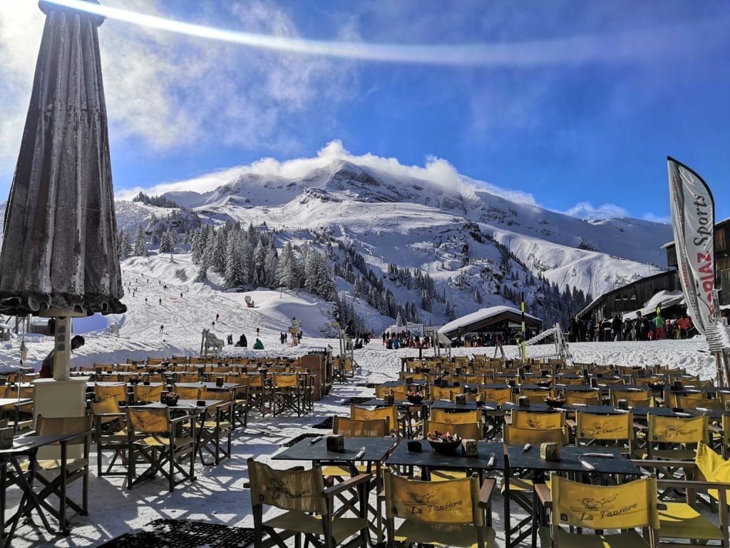 Prenez un bon bol d'air et déjeunez sur la terrasse du restaurant La Tanière à Avoriaz 1800, plats faits maison, spécialités savoyardes, pizzas, paninis